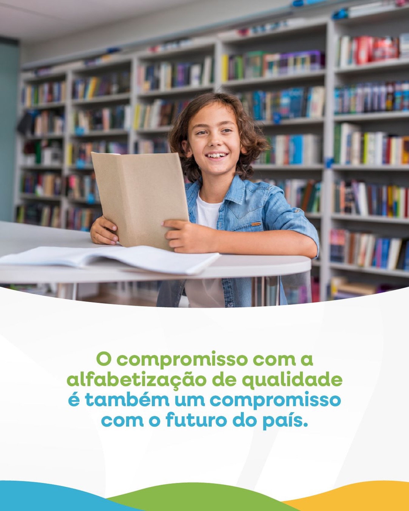 Criança escrevendo